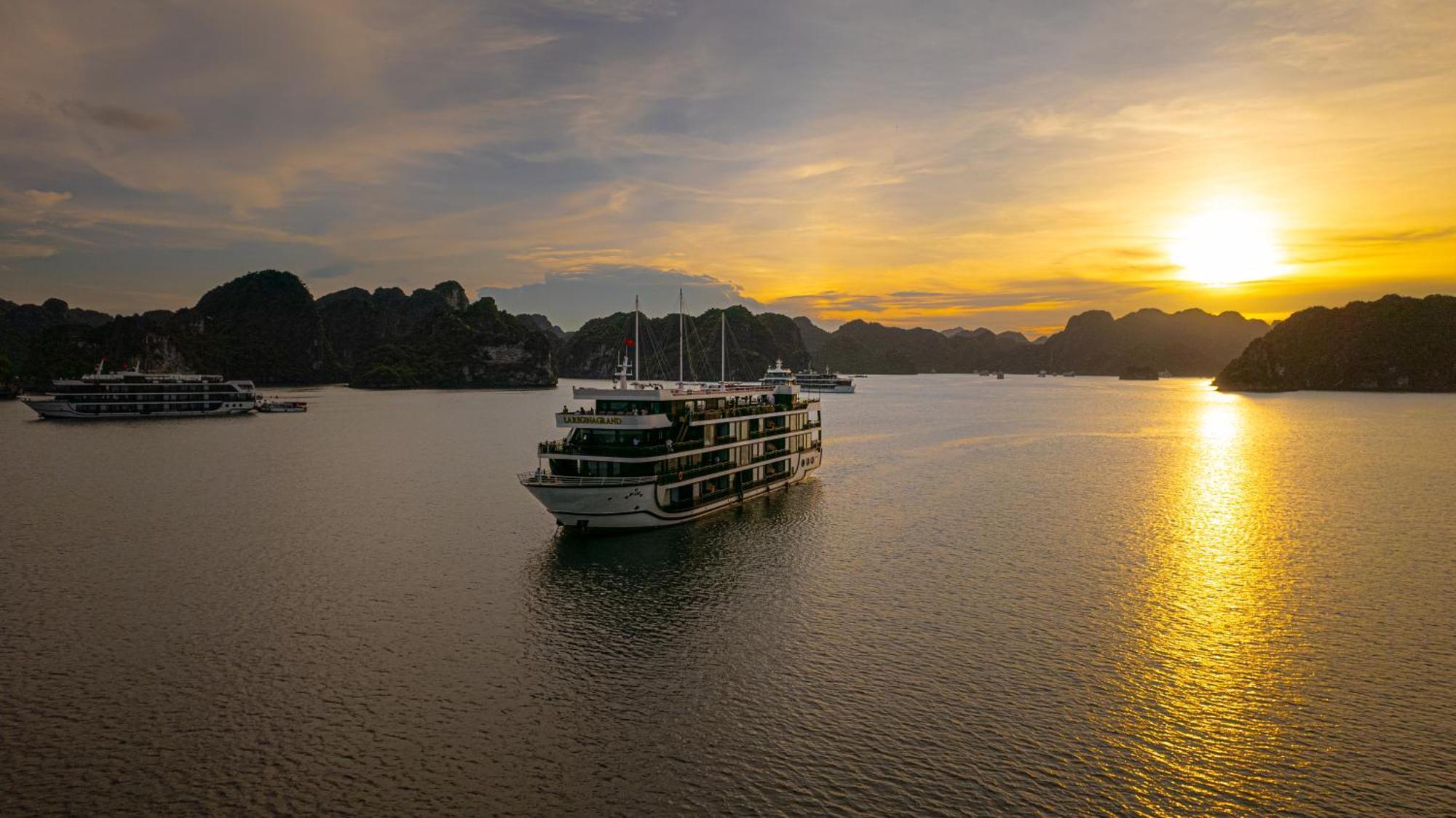 Hotel La Regina Grand Cruise Hạ Long Exterior foto